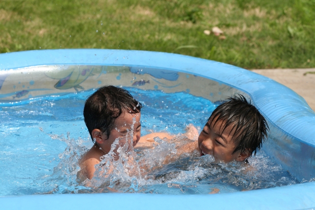 プールで遊ぶ男の子の写真