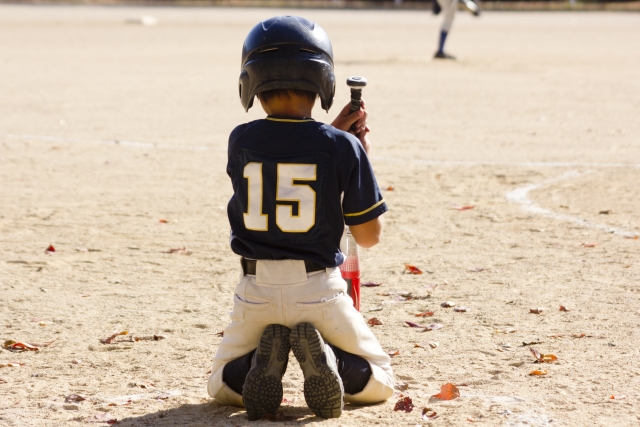 少年野球をする子どもの後ろ姿